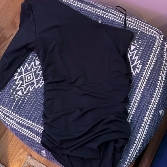 NWT ABERCROMBIE Black Crepe One Shoulder One Sleeve Bodysuit size Small - Picture 13 of 14